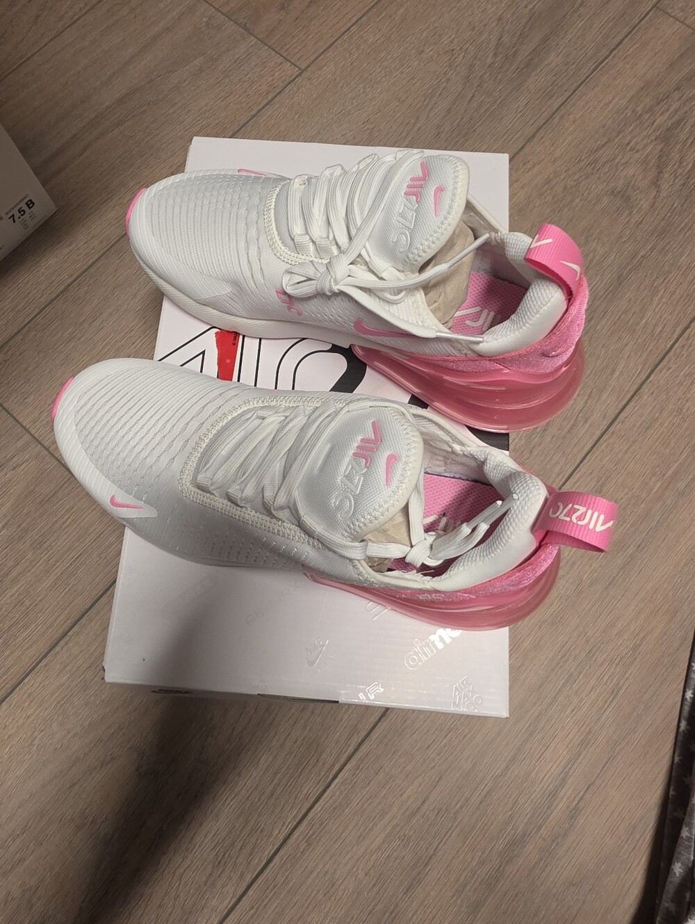 Nike Women’s White and Pink Air Max 270 Sneakers - Picture 1 of 3